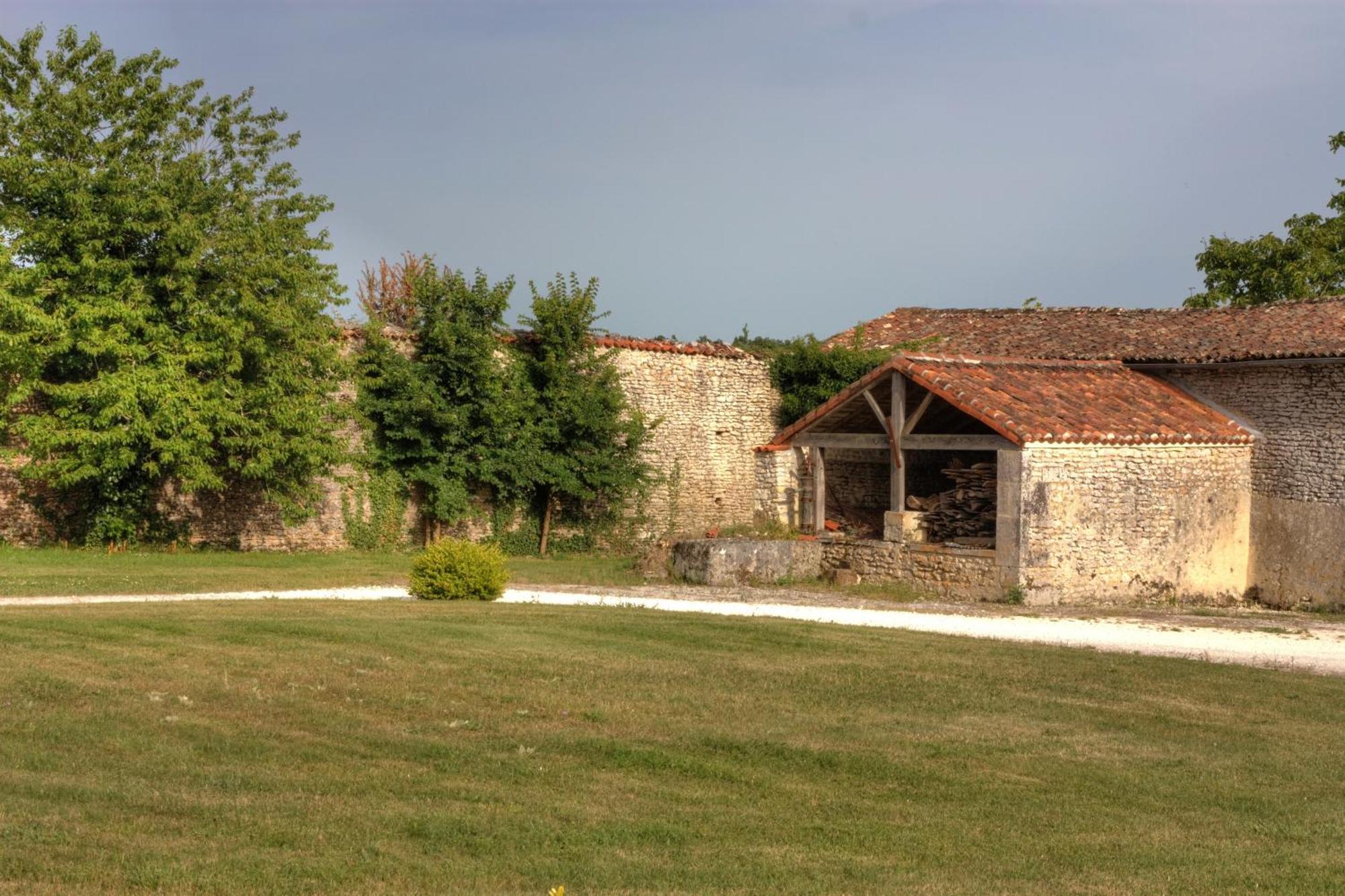 Chambres D'Hotes Logis De L'Astree Saint-Bris-des-Bois Szoba fotó