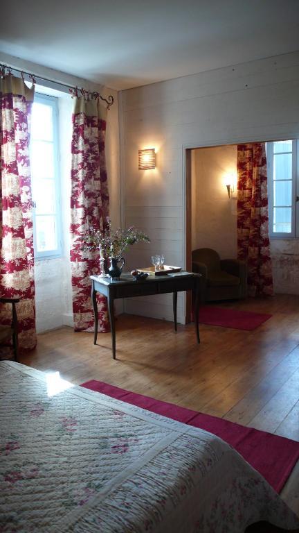 Chambres D'Hotes Logis De L'Astree Saint-Bris-des-Bois Szoba fotó